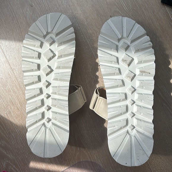 Tan summer sandals - Picture 4 of 4